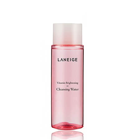 1) Laneige Vitamin Brightening Cleansing Water 25 ml. ผลิตภัณฑ์ทำความสะอาดผิวสูตรน้ำ เพื่อผิวสะอาด กระจ่างใส พร้อมฟื้นบำรุงผิวทันทีที่ใช้ ด้วยประสิทธิภาพของสารต่อต้านอนุมูลอิสระในวิตามิน   อาทิ สารประกอบวิตามินซี แพนทีนอล (Panthenol) วิตามินบี 3 และสารสกัดอื่นๆ จากผลเบอร์รี่ ที่จะทำให้ผิวกระจ่างใสอย่างเป็นธรรมชาติ สารสกัดโปรเพน (Propanediol)   ที่จะช่วยเก็บกักความชุ่มชื้น และค่อยๆ ปล่อยออกมาผ่านเมคอัพได้ตลอดทั้งวัน มาในสูตรบอบบางปราศจากส่วนประกอบอันตราย 6 ประการ   ได้แก่ ส่วนผสมจากสัตว์ (Animal-based ingredients) น้่ำมันแร่ (Mineral Oil) ซัลเฟต (Sulfate surfactant) สีสังเคราะห์ (Synthetic coloring) สารกันเสีย (Imidazolidinyl Urea) และไตรเอทานอลเอมีน (Triethanolamine)