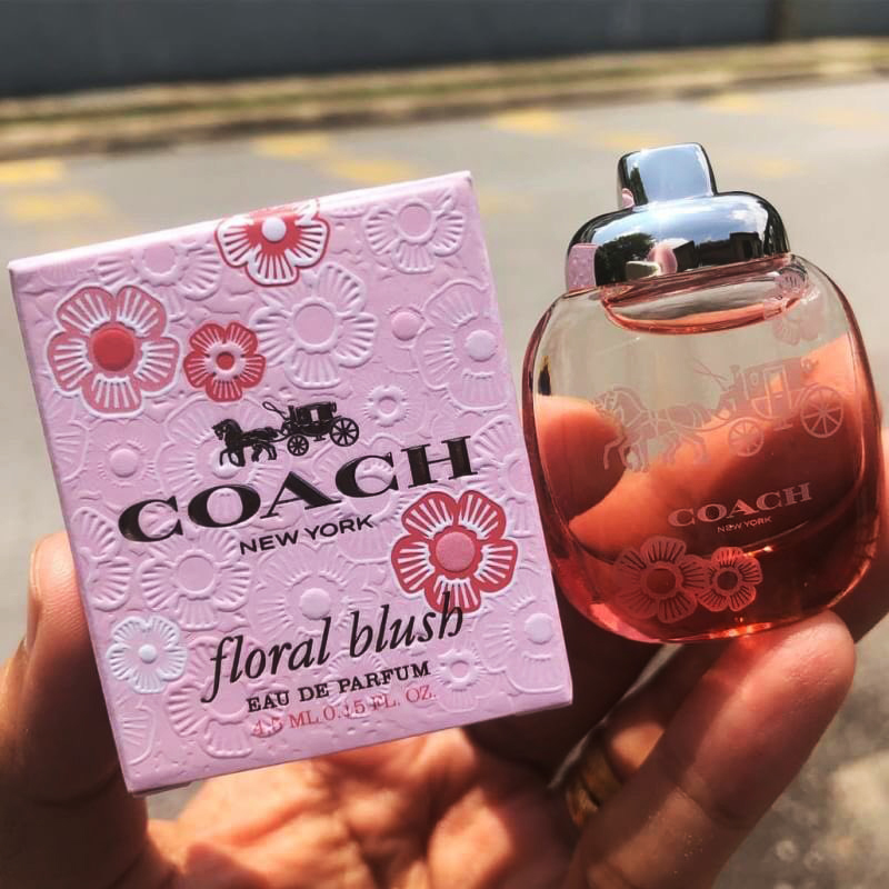 Coach, Coach New York Floral Blush, Coach New York Floral Blush Eau De Parfum, Coach New York Floral Blush Eau De Parfum รีวิว, Coach New York Floral Blush Eau De Parfum ราคา, Coach New York Floral Blush Eau De Parfum 4.5 ml. กลิ่นที่สะท้อนความร่าเริง และโรแมนติก อ่อนโยน ผ่อนคลาย สัมผัสได้ถึงความเป็นผู้หญิงที่น่าทะนุถนอม 