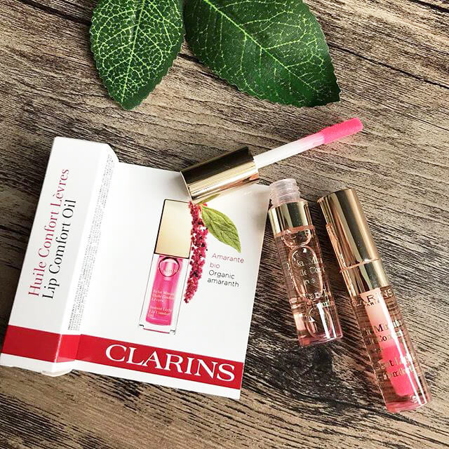 Clarins Lip Comfort Oil #04 Candy 2.8 ml.   ลิปแคร์ที่ช่วยเติมเต็มร่องลึกของริมฝีปาก ให้เรียวปากดูอิ่มเอิบเงางาม มาพร้อมสีชมพูเรื่อๆ ที่ให้ริมฝีปากสวยอมชมพูเป็นธรรมชาติ พร้อมมอบชุ่มชื้นยาวนานตลอดทั้งวัน