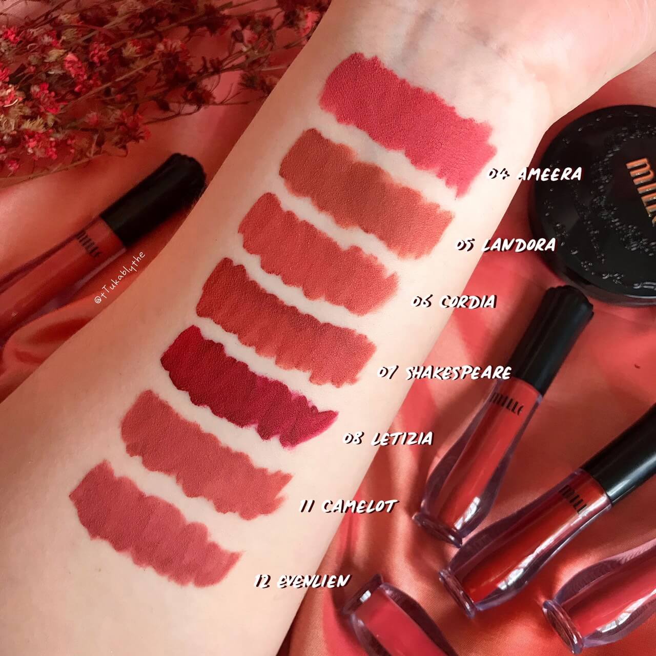 Mille Satin Matte Liquid Lip  โดดเด่นด้วยเนื้อพิกเมนท์ที่เข้มข้นทำให้สีสันสวยเจิดจรัสยาวนานตลอดวัน หมดกังวลเรื่องปัญหาสีซีดจาง และสีตกร่อง