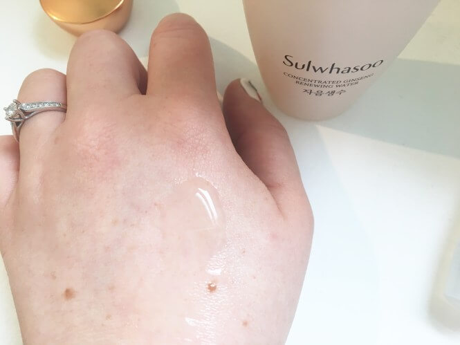 Sulwhasoo Concentrated Ginseng Renewing Water น้ำโสมมีสรรพคุณ ช่วยให้ผิวชุ่มชื้นและแน่นกระชับ ผ่านการควบแน่นจนได้ Steamed Ginseng Water Concentrate™ ด้วยเทคโนโลยีที่ล้ำสมัย และ ความมุ่งมั่นของโซลวาซูจนได้สารสกัดที่มีใน Concentrated Ginseng Renewing Water