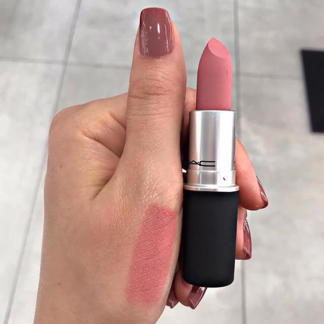 MAC Powder Kiss Lipstick #924 Reverence สีชมพูหวานเย็น ให้ริมฝีปากอมชมพูสุขภาพดี 