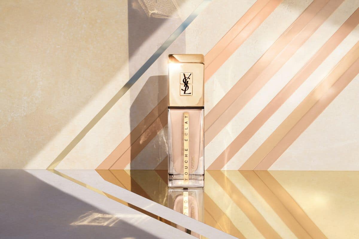 Yves Saint Laurent Touche Eclat Le Teint Crème รองพื้นที่มาพร้อมเทคโนโลยีที่ช่วยให้เม็ดสีดูกลมกลืนกับผิวได้ดี และให้การปกปิดสูง แต่ไม่ให้ความรู้สึกหนักผิว รองพื้นที่ดูแทบจะกลายเป็นหนึ่งเดียวกับผิวคุณ ให้ผิวโกลวสวยดูสุขภาพดีเนิ่นนาน ขณะเดียวกันก็ป้องกันมลภาวะ ด้วยเนื้อครีมนุ่มที่ให้ความรู้สึกสบายผิว ดูเปล่งปลั่งได้นานสูงสุดถึง 24 ชั่วโมง