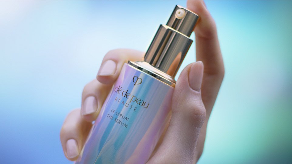 Cle De Peau Beaute The Serum เนื้อสัมผัสนุ่มเนียนดุจแพรไหมสุดหรูหราซึมซาบลงสู่ผิวพรรณในทันที